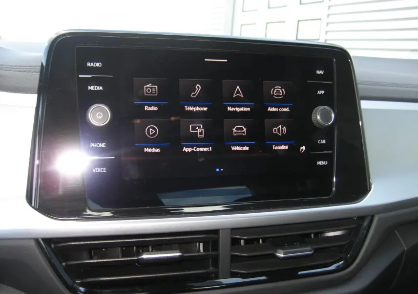Écran tactile central du tableau de bord du Volkswagen T-Roc 2023, affichant les options multimédias et de navigation.