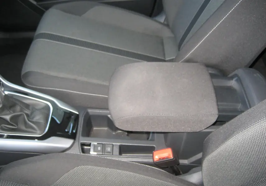 Vue intérieure rapprochée du levier de vitesse et accoudoir central en tissu gris foncé du Volkswagen T-Roc 2023.