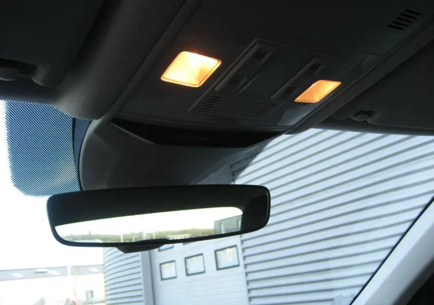 Vue intérieure du plafonnier et du rétroviseur central d’un Volkswagen T-Roc gris clair 2023.