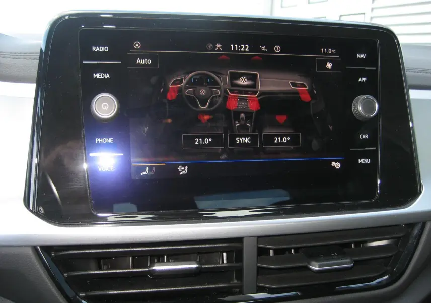 Écran tactile central du Volkswagen T-Roc 2023 affichant les réglages de climatisation à 21°C, intérieur gris clair.