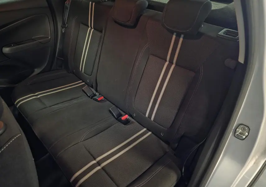 Vue intérieure de la banquette arrière noire avec bandes blanches de l'Opel Crossland 2023 côté droit.