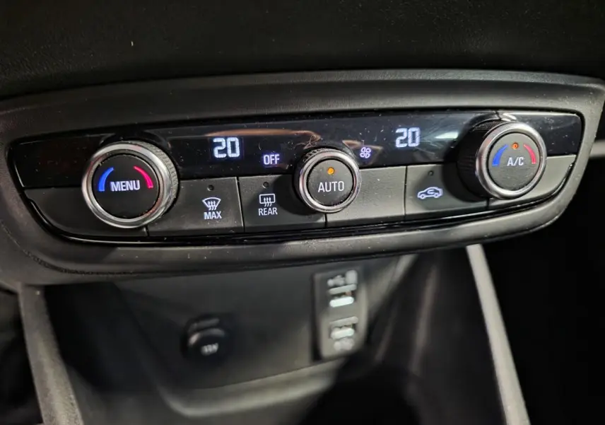 Vue rapprochée du tableau de bord de l’Opel Crossland 2023, montrant la climatisation automatique bi-zone avec réglages numériques.