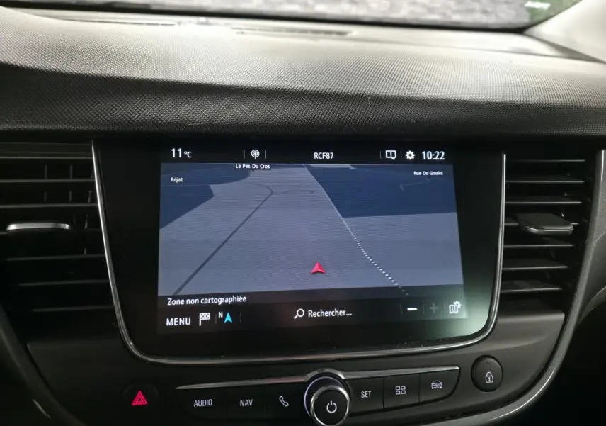 Écran tactile central du tableau de bord de l’Opel Crossland 2023 affichant la navigation GPS.