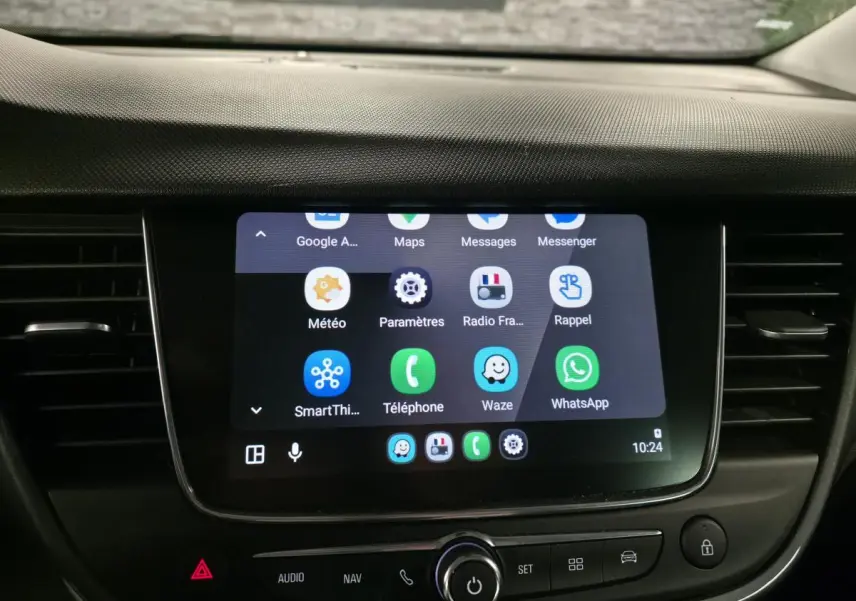 Vue rapprochée de l’écran tactile multimédia 8 pouces de l’Opel Crossland 2023, avec interface smartphone visible.