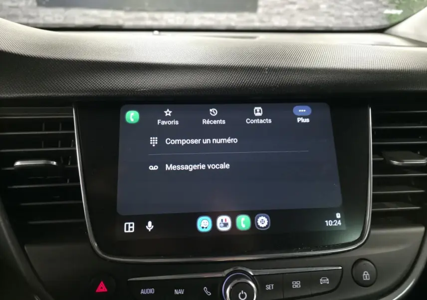 Écran tactile multimédia 8 pouces de l’Opel Crossland 2023, affichant les options d’appel et messagerie vocale.