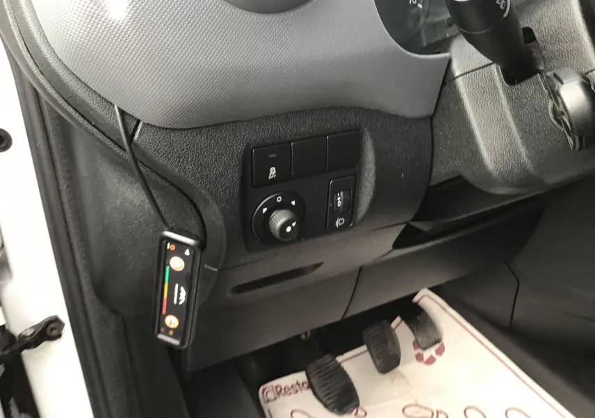 Détail intérieur côté gauche du tableau de bord et pédalier d’un Citroën Berlingo blanc 2018 avec boîte manuelle.
