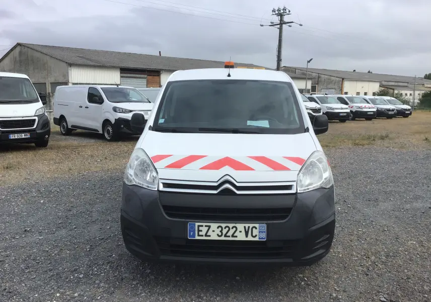 Vue de face d’un Citroën Berlingo blanc avec bandes rouges diagonales sur le capot et gyrophare orange sur le toit.