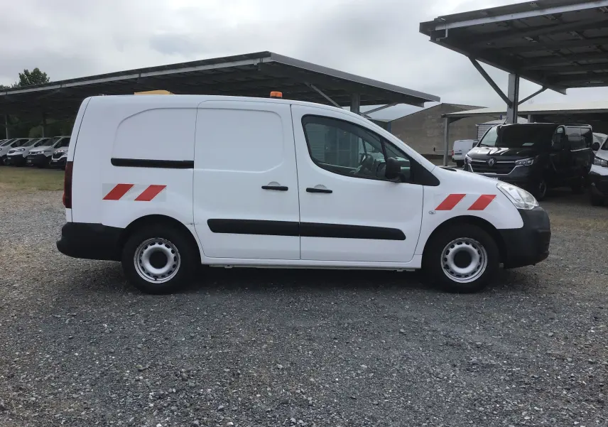 Vue de profil côté droit d'un Citroën Berlingo XL blanc 2018 avec bandes rouges réfléchissantes et gyrophare orange sur le toit.