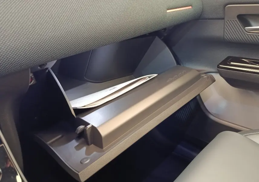 Gant de boîte à gants ouvert côté passager dans l’habitacle sombre d’une Citroën C5 Hybride 2026.