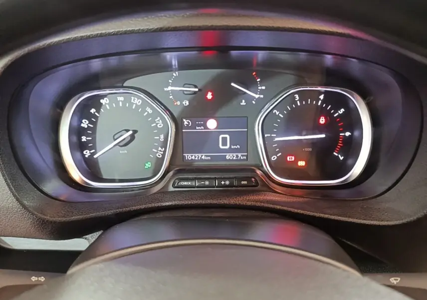 Vue rapprochée du combiné d'instruments du Peugeot Expert Fourgon 2023, affichage digital et compte-tours.