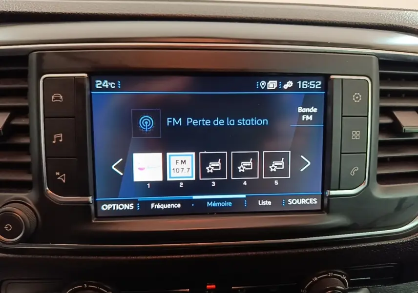 Écran tactile central du Peugeot Expert Fourgon 2023 affichant la radio FM avec options et réglages visibles.