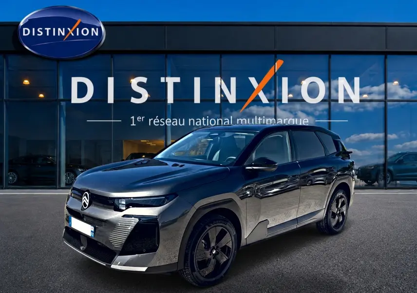 Citroën C5 Aircross hybride gris platinium 3/4 avant droit avec toit noir devant showroom Distinxion.