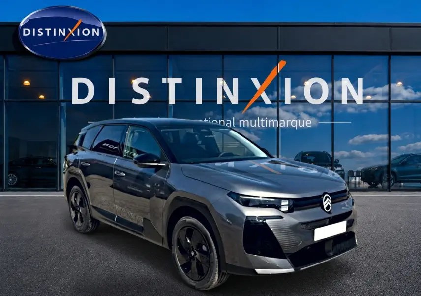Citroën C5 Aircross gris platinium 3/4 avant droit, toit noir, jantes alliage noires, devant showroom Distinxion.