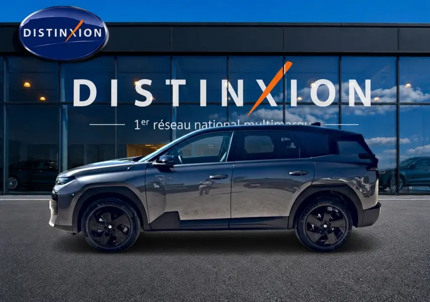 Profil côté gauche du Citroën C5 Aircross hybride 2026 gris platinium avec toit noir et jantes alliage noires.