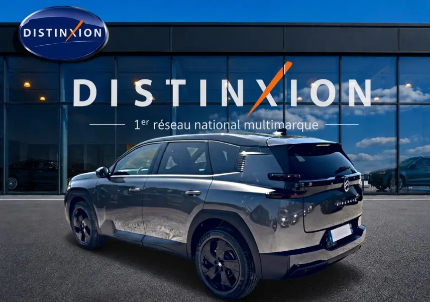Vue 3/4 arrière droite du Citroën C5 Aircross gris platinium avec toit noir et jantes alliage 19 pouces noires.
