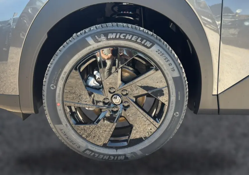 Gros plan sur la roue avant droite du Citroën C5 Aircross gris platinium avec jante alliage noire brillante de 19 pouces.