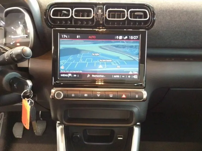 Tableau de bord intérieur du Citroën C3 Aircross 2022, avec écran tactile GPS et commandes centrales visibles.