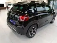 Vue 3/4 arrière droite d'une Citroën C3 Aircross 2022 noir perla nera, avec jantes alliage et feux arrière caractéristiques.