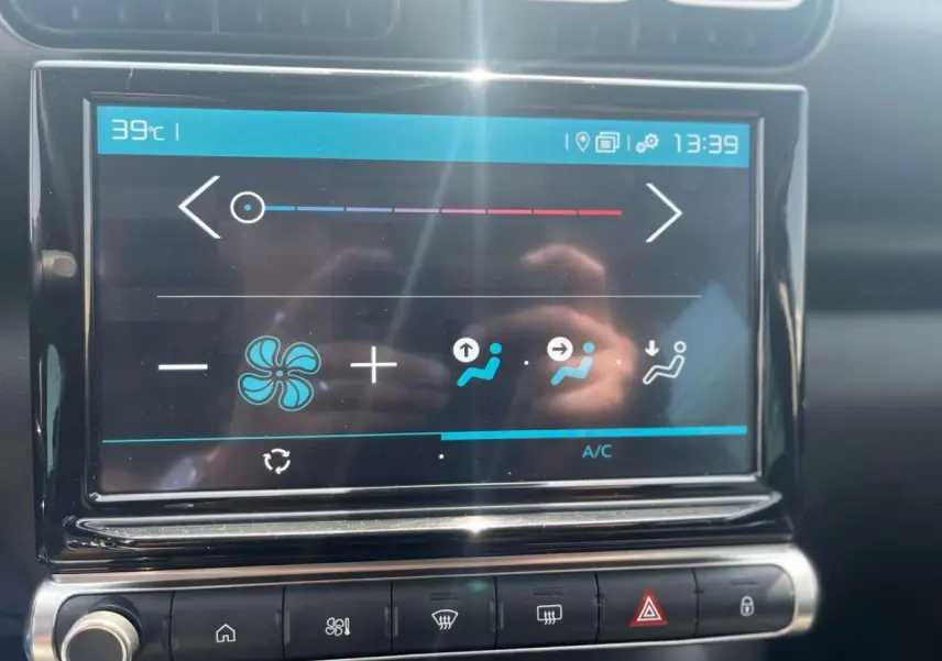Écran tactile central de la Citroën C3 Aircross blanc banquise 2023 affichant la climatisation à 39°C.