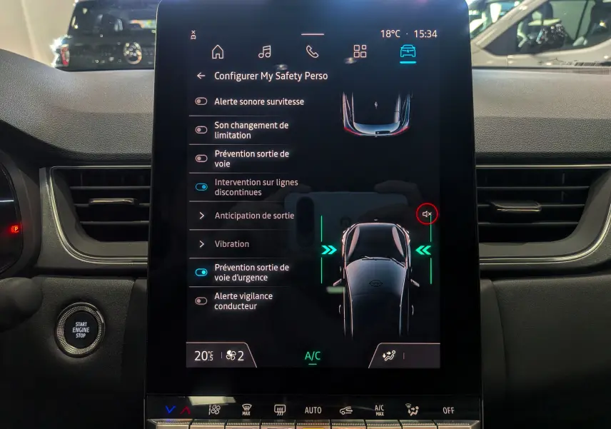 Écran tactile central du Renault Captur E-TECH 2025 affichant les options d’aide à la conduite dans un intérieur noir.