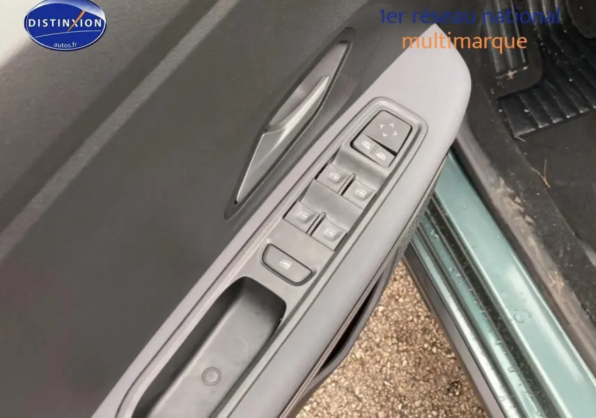 Vue rapprochée du panneau de commandes des vitres côté gauche d’un Dacia Jogger vert cèdre 2025.