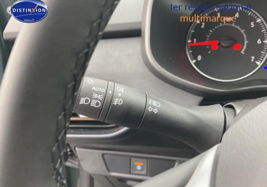 Gros plan sur la commande des phares et clignotants du tableau de bord d’un Dacia Jogger 2025.