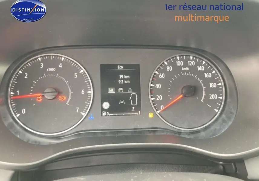 Vue rapprochée du tableau de bord du Dacia Jogger 2025 montrant compte-tours, vitesse et écran multifonction en mode Eco.