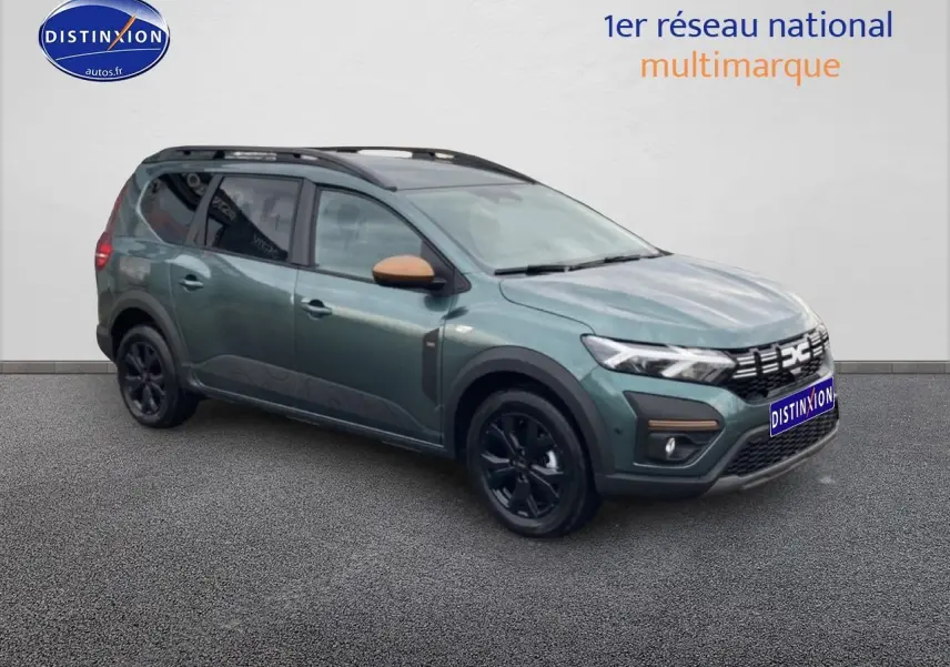 Vue 3/4 avant d'un Dacia Jogger 2025 vert cèdre avec rétroviseurs couleur beige et jantes noires.