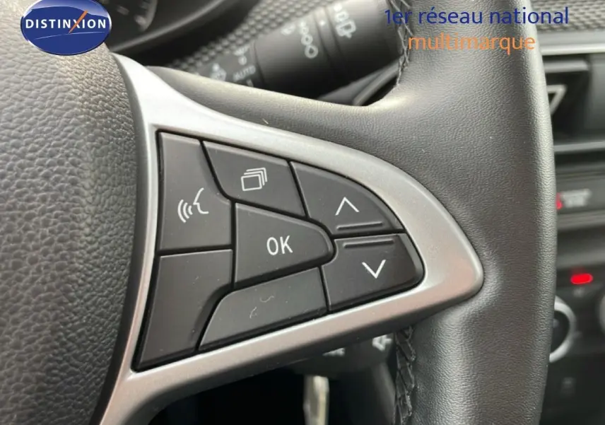 Gros plan sur les commandes multifonctions à droite du volant en cuir noir du Dacia Jogger 2025.