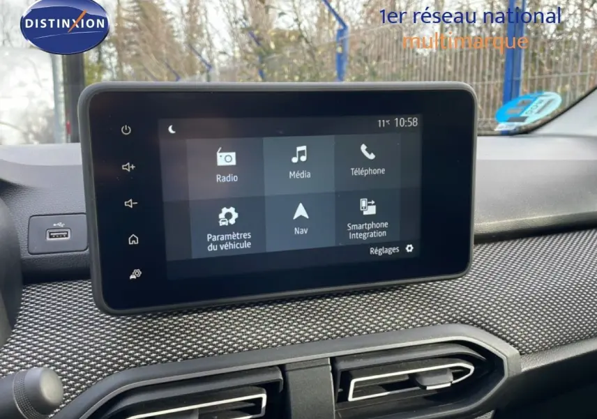 Vue intérieure du tableau de bord du Dacia Jogger 2025, écran tactile central avec interface multimédia active.