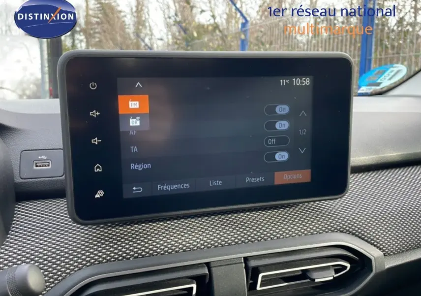 Vue intérieure centrée sur l'écran tactile du tableau de bord du Dacia Jogger, avec finition gris schiste métal visible.