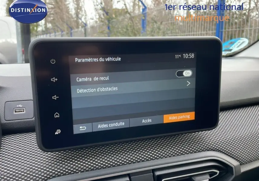 Vue intérieure centrée sur l'écran tactile du tableau de bord du Dacia Jogger gris schiste métal, affichant les paramètres de caméra de recul.
