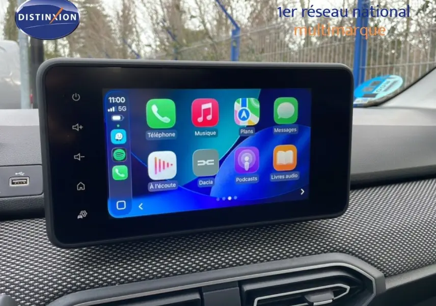 Vue intérieure centrée sur l’écran tactile multimédia du Dacia Jogger gris schiste, mettant en valeur l’interface connectée.