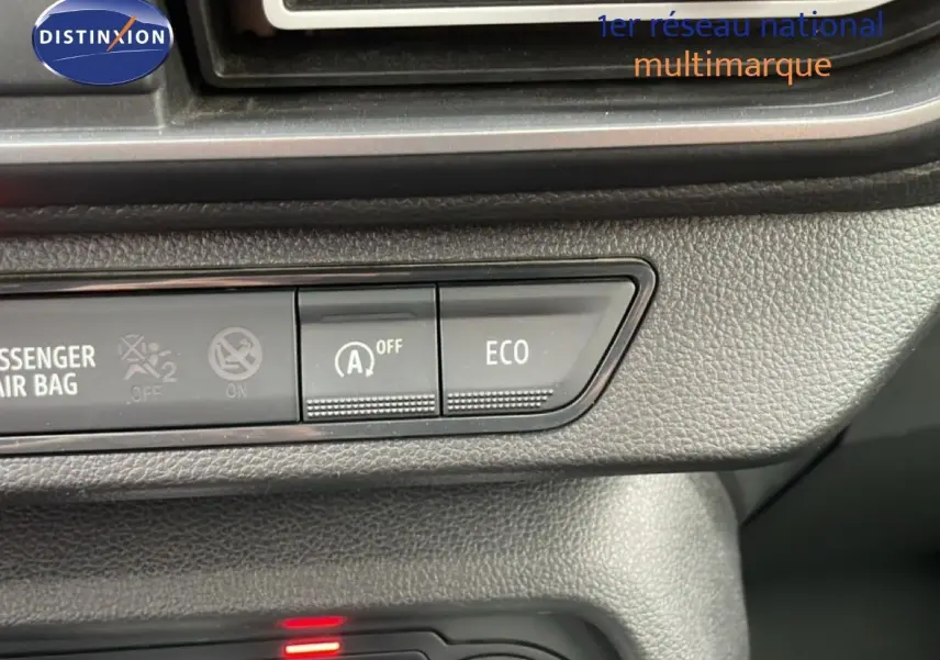 Vue rapprochée du tableau de bord du Dacia Jogger gris schiste, mettant en valeur les boutons ECO et arrêt automatique.