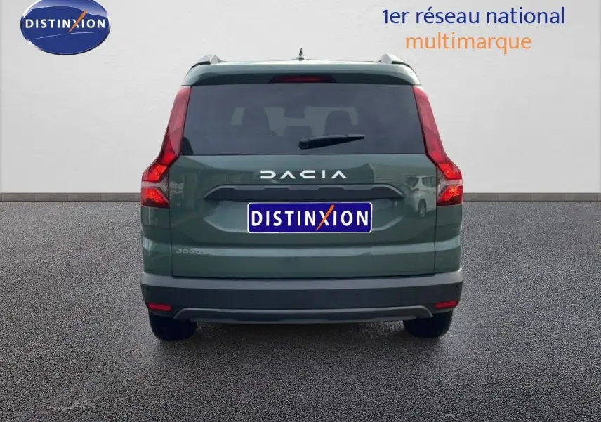 Vue arrière d'un Dacia Jogger gris schiste métal 2025 avec feux arrière verticaux et logo DACIA bien visible.