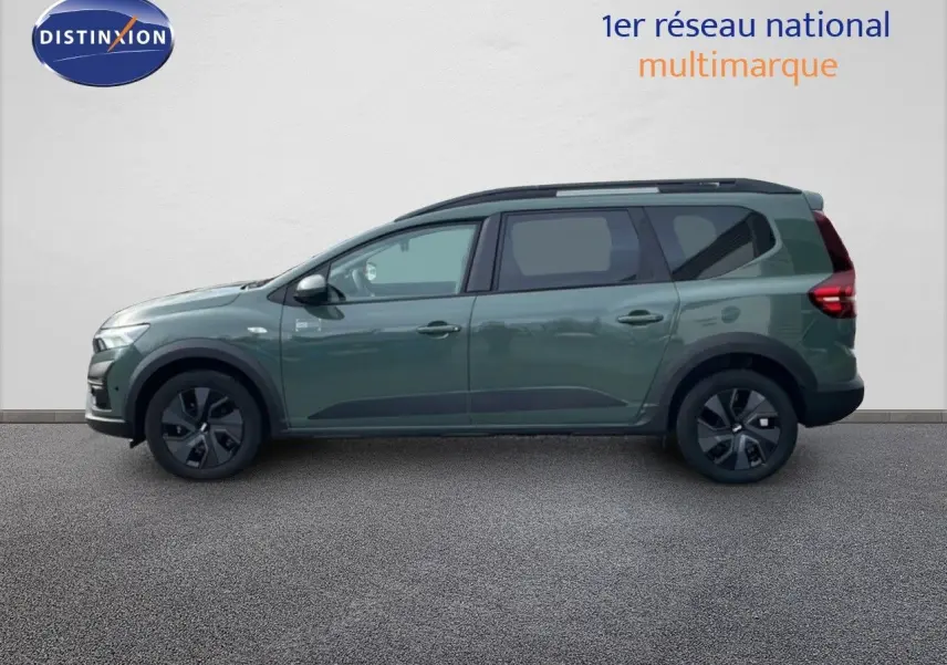 Dacia Jogger gris schiste métal vu de profil côté gauche, avec jantes noires et toit surélevé.
