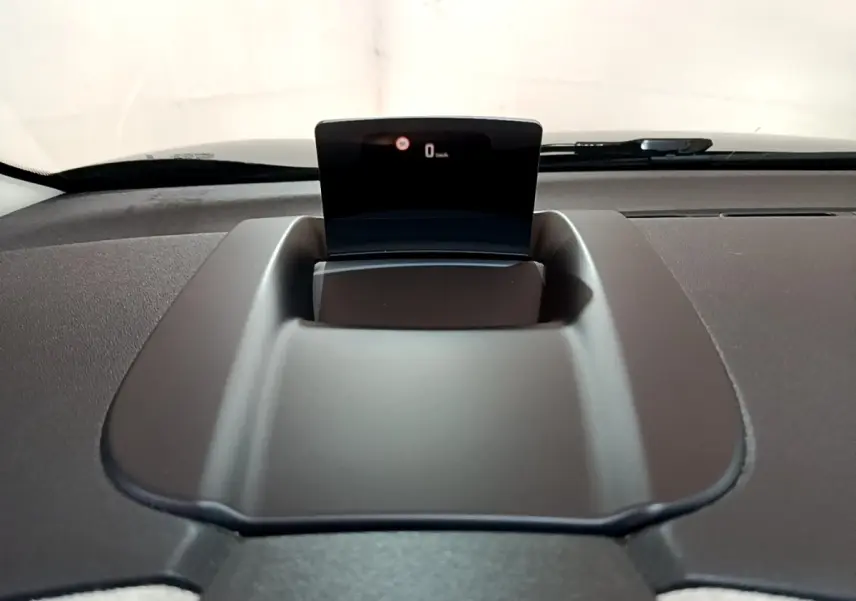 Affichage tête haute déployé sur le tableau de bord gris foncé du Citroën C3 Aircross, vue intérieure frontale.