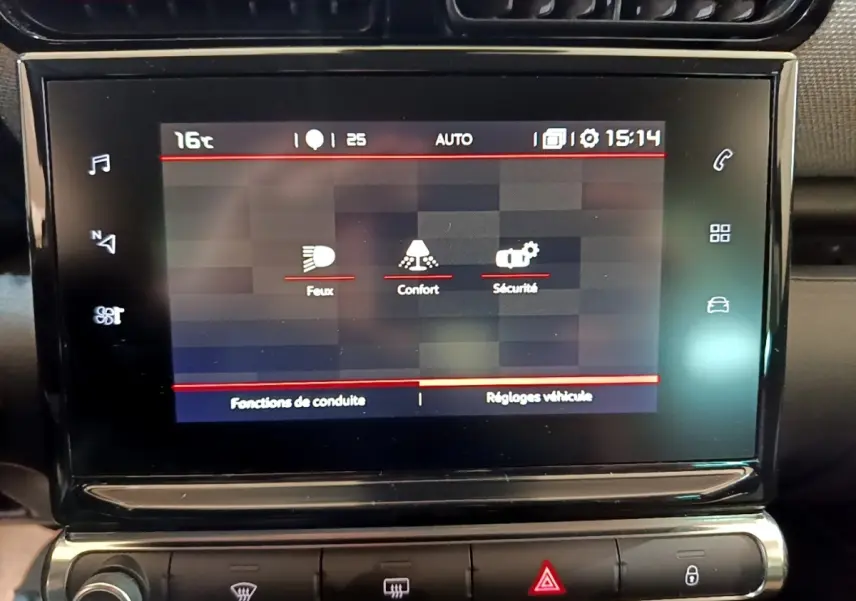 Écran tactile central du tableau de bord du Citroën C3 Aircross 2020, affichant les réglages Feux, Confort et Sécurité.