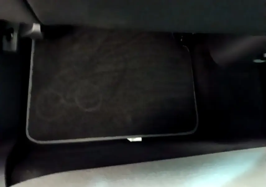 Tapis de sol noir en gros plan à l'intérieur d'une Citroën C3 Aircross gris foncé, vue côté passager.