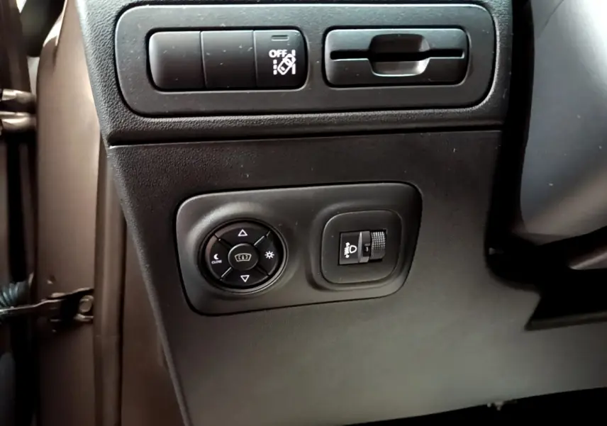 Détail des commandes noires côté gauche du tableau de bord du Citroën C3 Aircross gris foncé 2020.