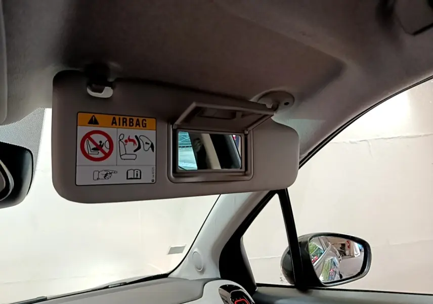 Intérieur du Citroën C3 Aircross 2020, vue côté conducteur sur pare-soleil avec miroir et rétroviseur noir.