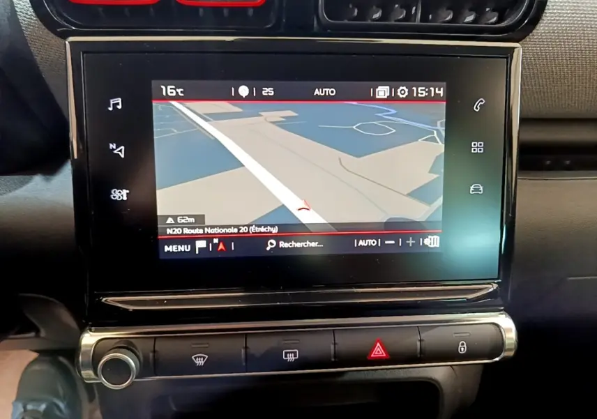 Écran tactile central du tableau de bord du Citroën C3 Aircross 2020 affichant la navigation GPS.