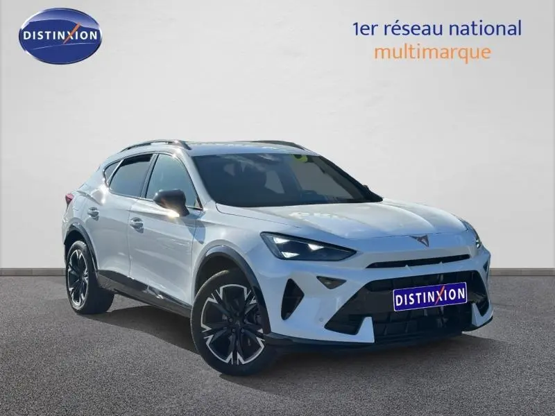 Vue 3/4 avant du CUPRA Formentor blanc Nevada métallisé 2025 avec jantes noires et calandre marquée.