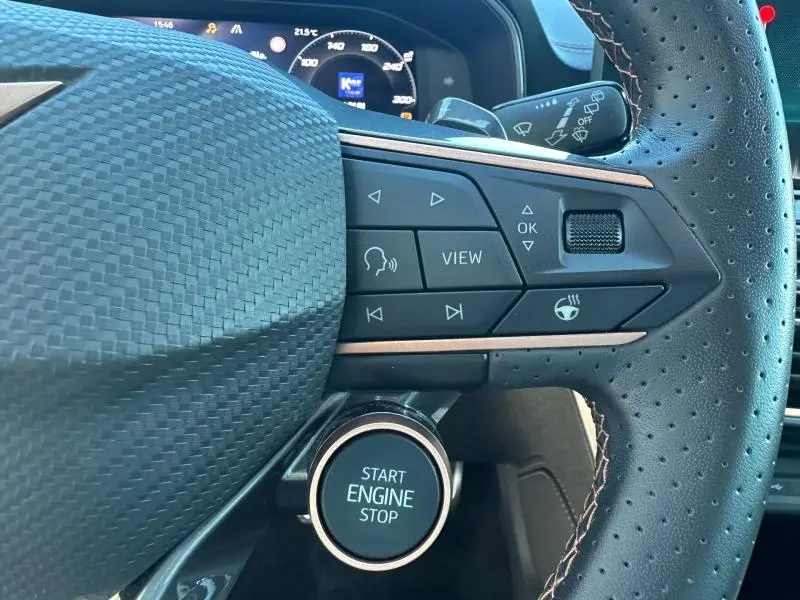 Gros plan sur le volant perforé et les commandes à droite du Cupra Formentor 2.0 TDI 150ch, avec bouton Start Engine Stop visible.