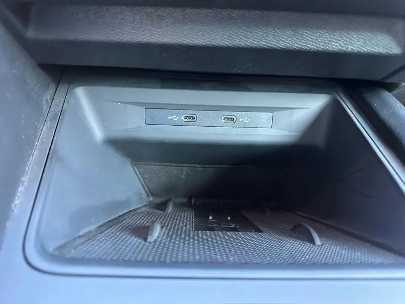 Gros plan sur la console centrale du CUPRA Formentor 2025, montrant deux ports USB-C intégrés dans un rangement noir.