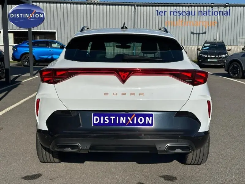 Vue arrière du CUPRA Formentor blanc Nevada métallisé, avec feux arrière reliés et logo CUPRA central lumineux.