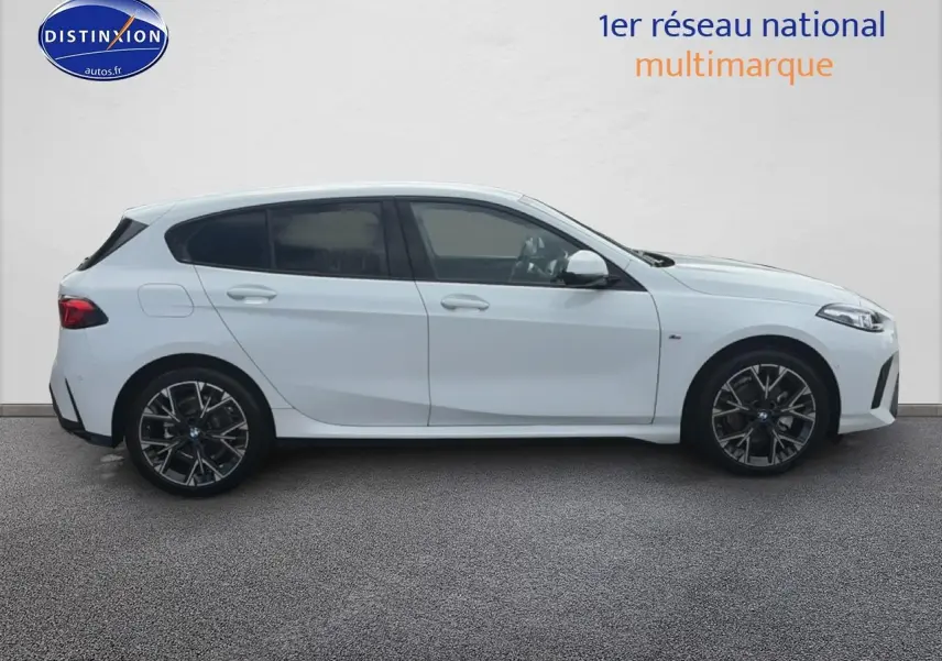BMW Série 1 blanche vue de profil côté gauche, avec jantes alliage et vitres teintées.