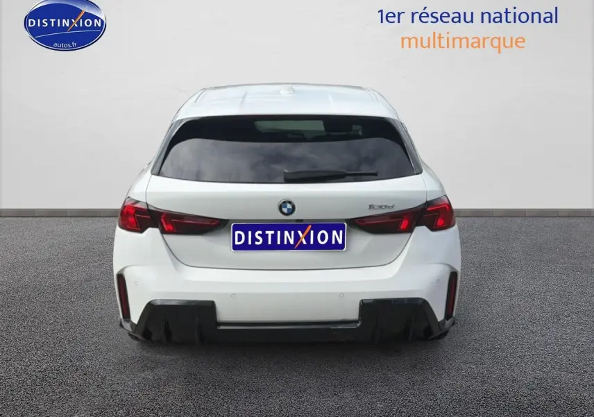 Vue arrière d'une BMW Série 1 blanche pure (f70) 120da M Sport avec feux arrière LED et diffuseur noir.