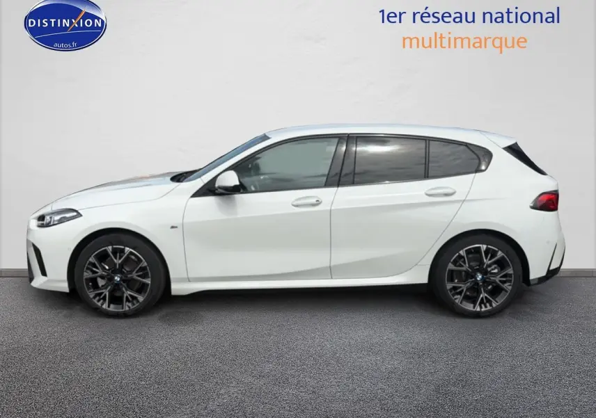 Vue de profil côté gauche d'une BMW Série 1 blanche pure avec jantes alliage noires et finition M Sport.