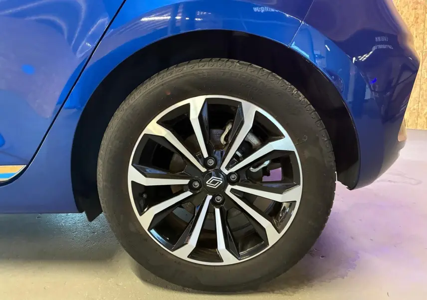 Gros plan sur la roue arrière droite de la Renault Clio V E-TECH 145 TECHNO bleu iron avec jante alliage bicolore.